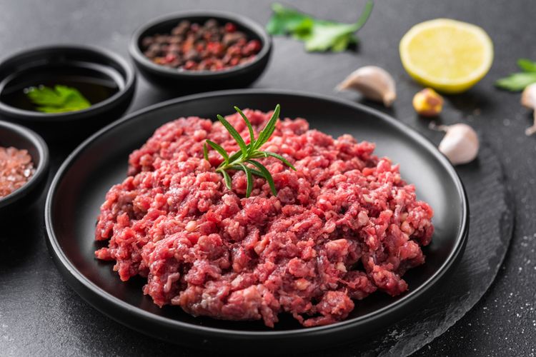 daging sapi, daging kurban, 5 Ide Kreatif Memanfaatkan Daging Kurban agar Tidak Membosankan, 1. Sulap Jadi Isian Sandwich atau Wrap yang Praktis, 2. Topping Pizza atau Isian Calzone ala Kafe, 3. Campuran Nasi Goreng, Mi, atau Bihun yang Gurih, 4. Bikin Kari atau Stew Instan yang Menghangatkan, 5. Isian Camilan Gurih (Kroket, Pastel, atau Lumpia)
