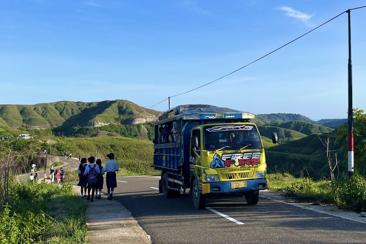 Wisata Sumba, Wisata Sumba Timur, bukit tanarara sumba timur, bukit tanarara foto, Anak Sekolah dan Jalanan Terindah di Bukit Tanarara Sumba
