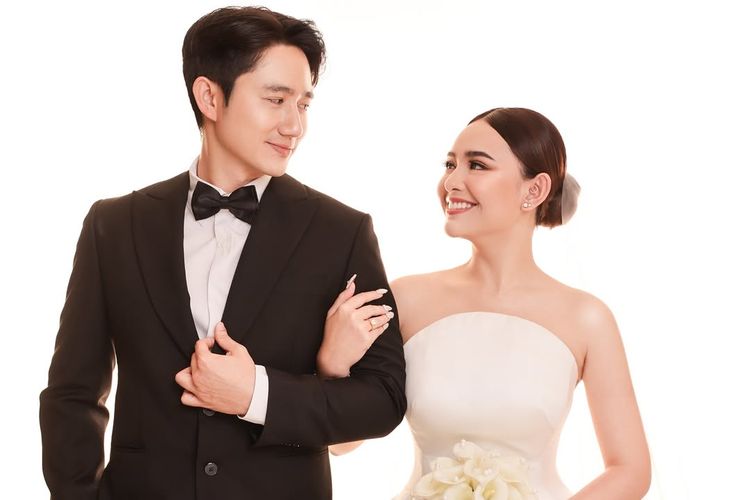 prewedding, Kenny Austin, Amanda Manopo, amanda manopo prewedding, amanda manopo menikah dengan arya saloka, kenny austin dan amanda manopo, amanda manopo dan kenny austin pacaran, 8 Gaya Prewedding Amanda Manopo dan Kenny Austin, Romantis dan Elegan, 1. Elegan dengan hewan peliharaan, 2. Gaun mini berstruktur bunga, 3. Sentuhan hitam-putih yang klasik, 4. Makeup, 5. Look minimalis tapi berkelas, 6. Bouquet, 7. Tatanan rambut sleek bun, 8. Kilau perhiasan berkelas