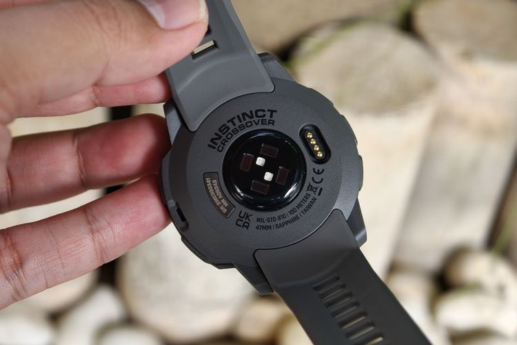 Garmin, Instinct Crossover AMOLED, smartwatch, jarum jam, analog, SmartWatch, instinct crossover amoled, harga Garmin Instinct Crossover AMOLED, Kesan Awal Pakai Smartwatch Garmin Instinct Crossover AMOLED, Jam Tangguh yang Ringan, Ada jarum jam analog, Desain bodi tangguh, Punya senter, Tak terlalu besar dan nyaman dipakai
