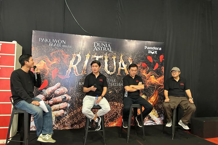 Teater Dunia Astral, Pengalaman Nonton Teater Dunia Astral di Bekasi, Penonton Bisa Ikut Ritual