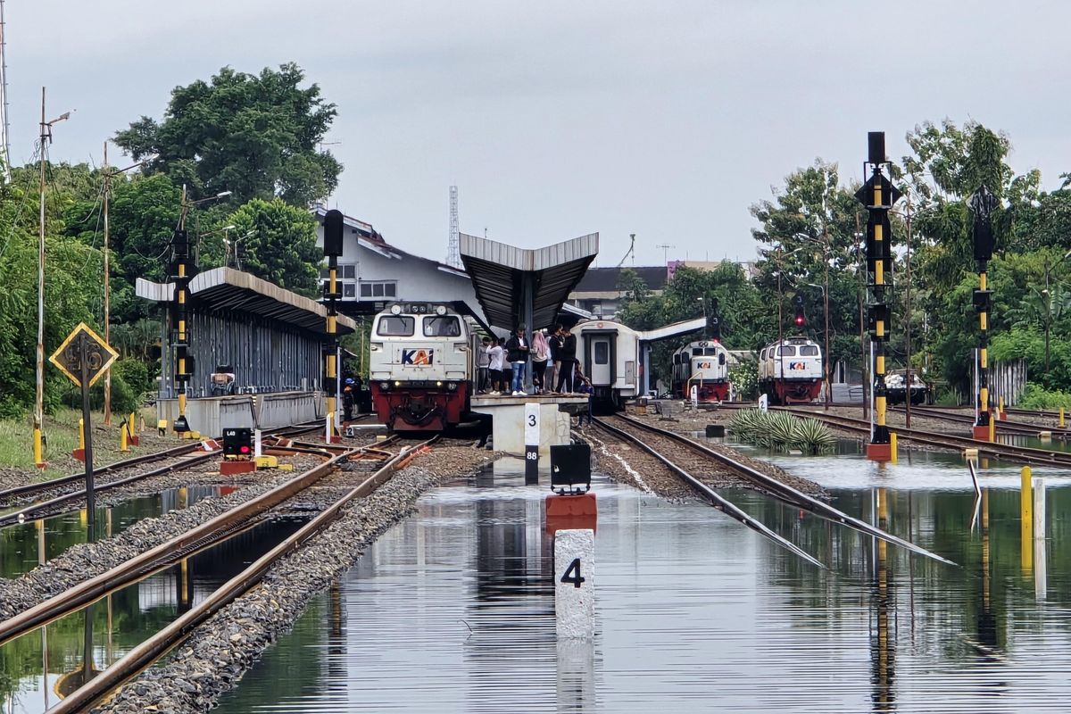 kereta api, banjir, Pekalongan, Cerita Penumpang KA Tawang Jaya Terjebak Banjir Pekalongan, Bertahan 20 Jam di Kereta, Penumpang Tertahan hingga 20 Jam, Ribuan Penumpang Batalkan Perjalanan, Daftar KA yang Dibatalkan dan Rekayasa Rute, Dampak Banjir di Kota Pekalongan: 987 Jiwa Mengungsi