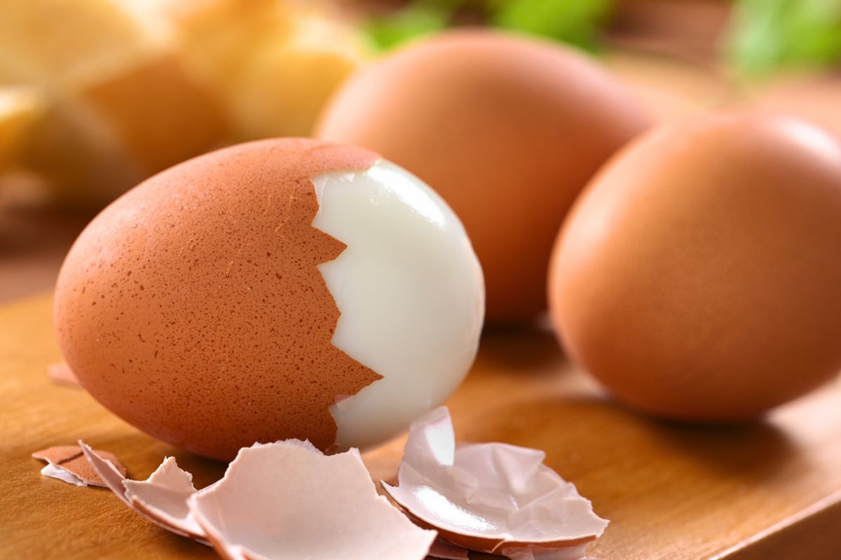 Tips mudah mengupas kulit telur rebus, cara mengupas telur rebus, tips mengupas telur rebus agar tidak lengket, mengupas telur rebus dengan mudah, cara mengupas telur rebus supaya mulus, cara mengupas telur agar tidak rusak, cara mengupas kulit telur rebus dengan mudah, cara cepat mengupas kulit telur rebus, tips mudah mengupas kulit telur rebus, 4 Tips Mudah Mengupas Kulit Telur Rebus, Tanpa Lengket