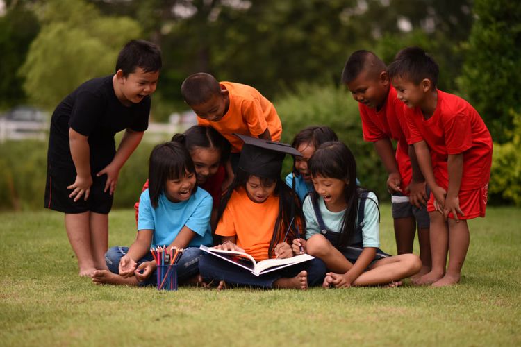 kesehatan mental, Psikolog Ingatkan Anak Tak Seharusnya Menanggung Beban Ekonomi Keluarga, Anak sangat peka terhadap tekanan ekonomi, Risiko psikologis jika anak dibebani masalah keuangan, Bedakan edukasi finansial dan membebani anak, Pentingnya rasa aman bagi tumbuh kembang anak