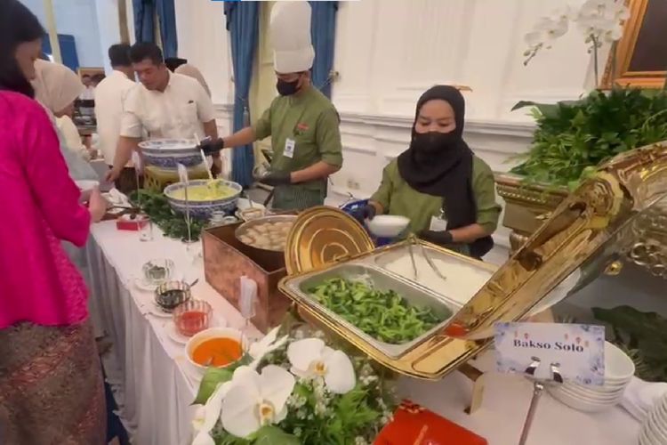 open house istana, open house prabowo, open house presiden, Open house istana 2025, Suasana open house prabowo, Fakta open house prabowo, 7 Menu Open House Prabowo di Istana Merdeka, Ada Duck Noodle, 1. Duck noodle, 2. Kambing guling, 3. Batagor dan siomay, 4. Croquembouche, 5. Teppanyaki, 6. Chocolate Fountain, 7. Bakso solo