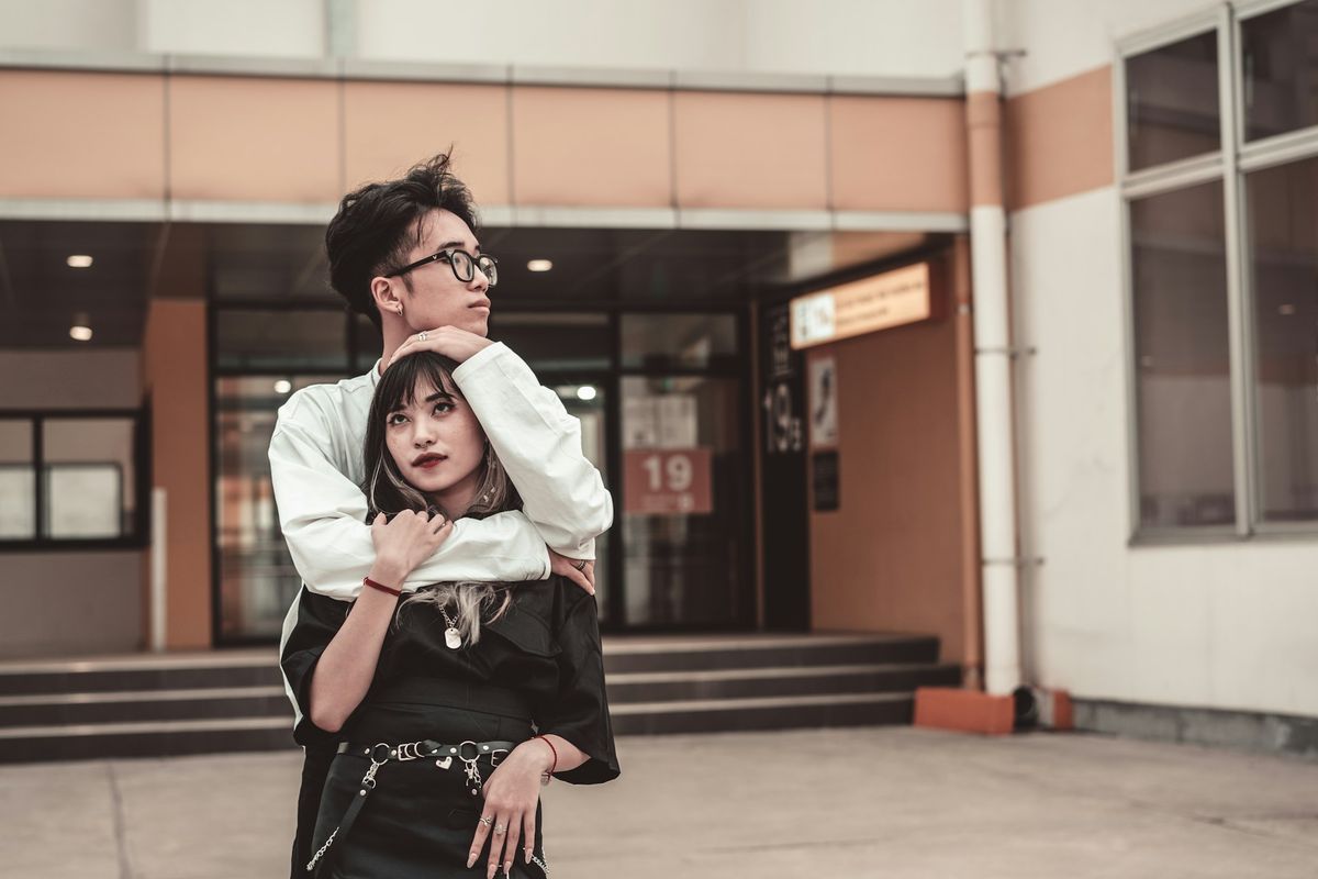 situationship, situationship adalah, tanda situationship, ciri-ciri situationship, ciri situationship, tanda hubungan tanpa status, tips mengenali situationship, Sedang Jalani Situationship? Ini 10 Cirinya Menurut Pakar, 1. Tidak ada kemajuan dalam hubungan, 2. Ada orang lain yang terlibat, 3. Tidak ada rencana dalam hubungan, 4. Komunikasi tidak konsisten, 5. Banyak alasan untuk tidak bertemu, 6. Hubungan terasa dangkal, 7. Sering bertemu mendadak tanpa rencana, 8. Tidak ada bukti kalian menjalin hubungan, 9. Kamu bosan dan cemas, 10. Jawaban dari pertanyaan, "Kita ini apa?"