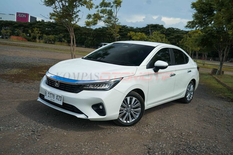 sedan, Honda, Toyota, Honda City, Komparasi Toyota Vios Hybrid dan Honda City Sedan Sensing, Kabin dan Kenyamanan, Performa Mesin dan Sensasi Berkendara, Fitur Keselamatan dan Teknologi, Efisiensi Bahan Bakar, Kesimpulan