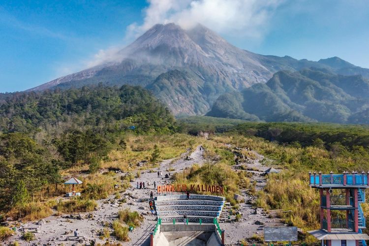 Merapi, 7 Rekomendasi Tempat Wisata Hidden Gem di Sekitaran Gunung Merapi, 1. Plunyon Kalikuning, 2. Bunker Kaliadem, 3. Tankaman Natural Park, 4. Museum Petilasan Mbah Maridjan, 5. Blue Lagoon (Tirta Budi), 6. Stonehenge Cangkringan, 7. Agro Wisata Bhumi Merapi
