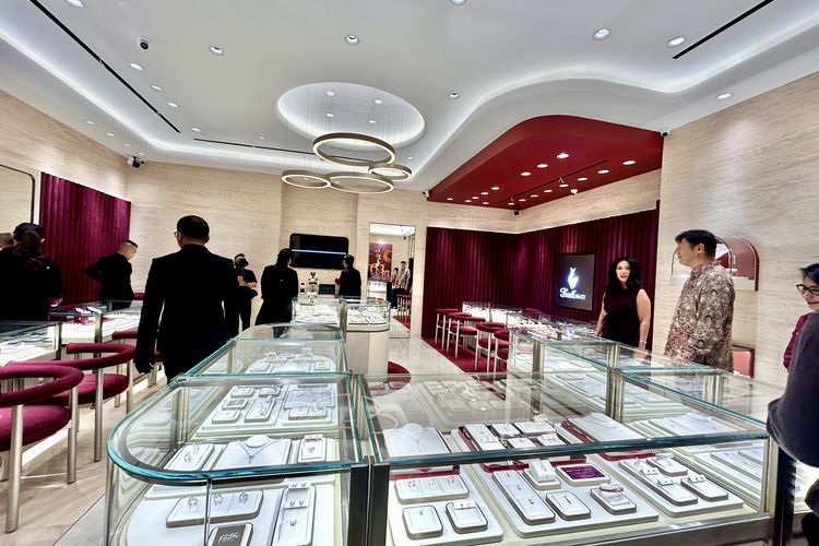 Plaza Senayan, Gerai Frank &amp; co. Plaza Senayan Hadir dengan Konsep Baru, Rayakan Cinta dan Warisan Berlian Alami, Reopening sebagai awal perjalanan baru, Koleksi yang merepresentasikan cinta dan perjalanan hidup, “Frankly, That’s Love”, merayakan cinta yang terus berevolusi, Fase kedua kampanye “A Timeless Love, Diamonds Born from the Earth”, Frank Fire™, standar tertinggi natural diamond