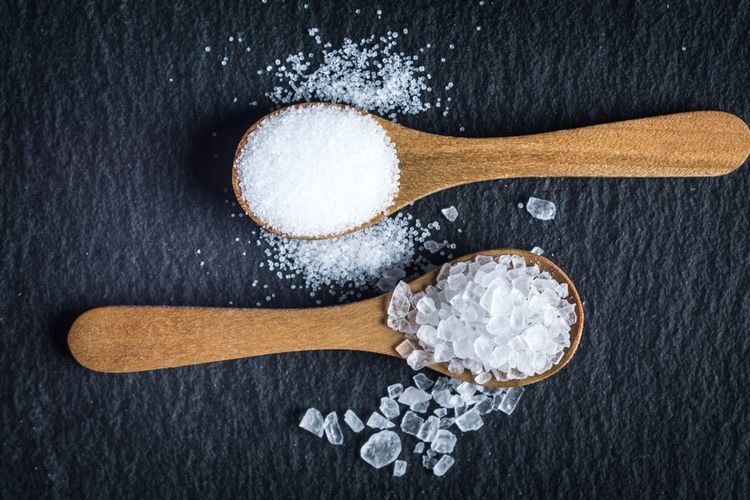ikan bandeng, menggoreng bandeng, menggoreng bandeng presto, Cara Menggoreng Ikan Bandeng agar Tidak Meledak, Bebas Cipratan Minyak, 1. Taburi dengan tepung terigu, 2. Masukkan potongan jahe, 3. Taburkan garam, 1. Gunakan wajan yang kering dan bersih, 2. Jangan terlalu sering membolak-balik ikan