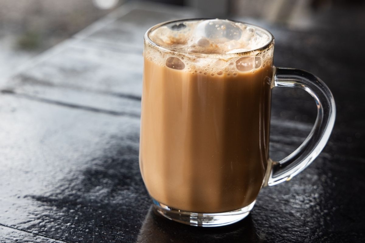 teh tarik, Cara Membuat Teh Tarik Rumahan yang Simpel, Harum, dan Pekat ala Kafe