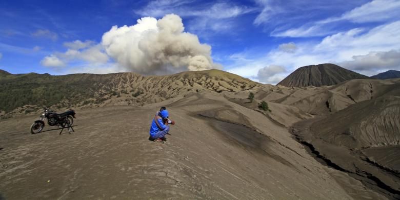 Bromo Tengger Semeru, Liburan ke Bromo? Ini 6 Aktivitas yang Wajib Dicoba, 1. Menikmati matahari terbit (sunrise), 2. Menjelajahi kawah Gunung Bromo, 3. Menjelajah Lautan Pasir, 4. Mengunjungi Bukit Teletubbies, 5. Menikmati ketenangan di Pasir Berbisik, 6. Menyaksikan budaya Suku Tengger