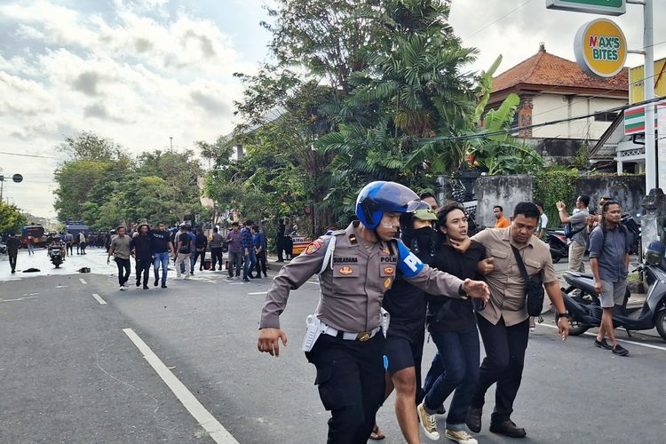 Panglima TNI, demo ricuh, Prabowo Subianto, Presiden Prabowo, Kapolri Listyo Sigit, Prabowo Instruksikan TNI-Polri Jaga Stabilitas, Tindak Massa Anarkis Sesuai Hukum, Aksi Rusuh Dinilai Sudah Masuk Ranah Pidana, TNI-Polri Siap Turun Pulihkan Keamanan, Panglima TNI Ajak Masyarakat Tak Terprovokasi, Stabilitas Nasional Jadi Prioritas
