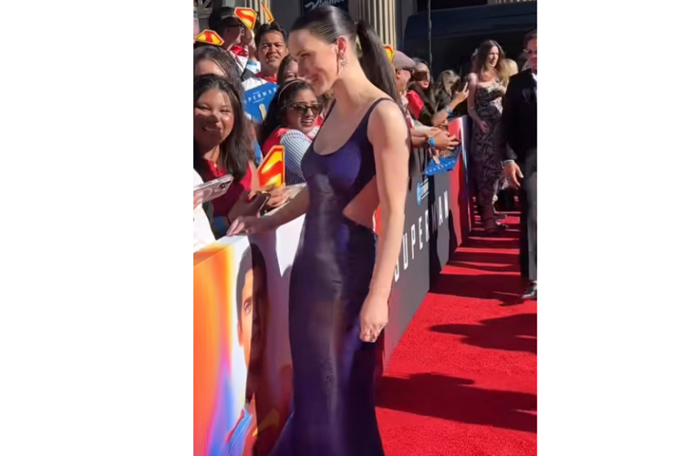 Rachel Brosnahan, Superman, Superman 2025, superman 2025, film superman 2025, cast film Superman 2025, premiere superman 2025, Gaya Rachel Brosnahan di Premiere Superman 2025, Pakai Dress Ungu, 1. Gaun Ralph Lauren, 2. Referensi dari komik All-Star Superman, 3. Aksesori dan gaya rambut, 4. Riasan lipstik pink, 5. Matching dengan Superman