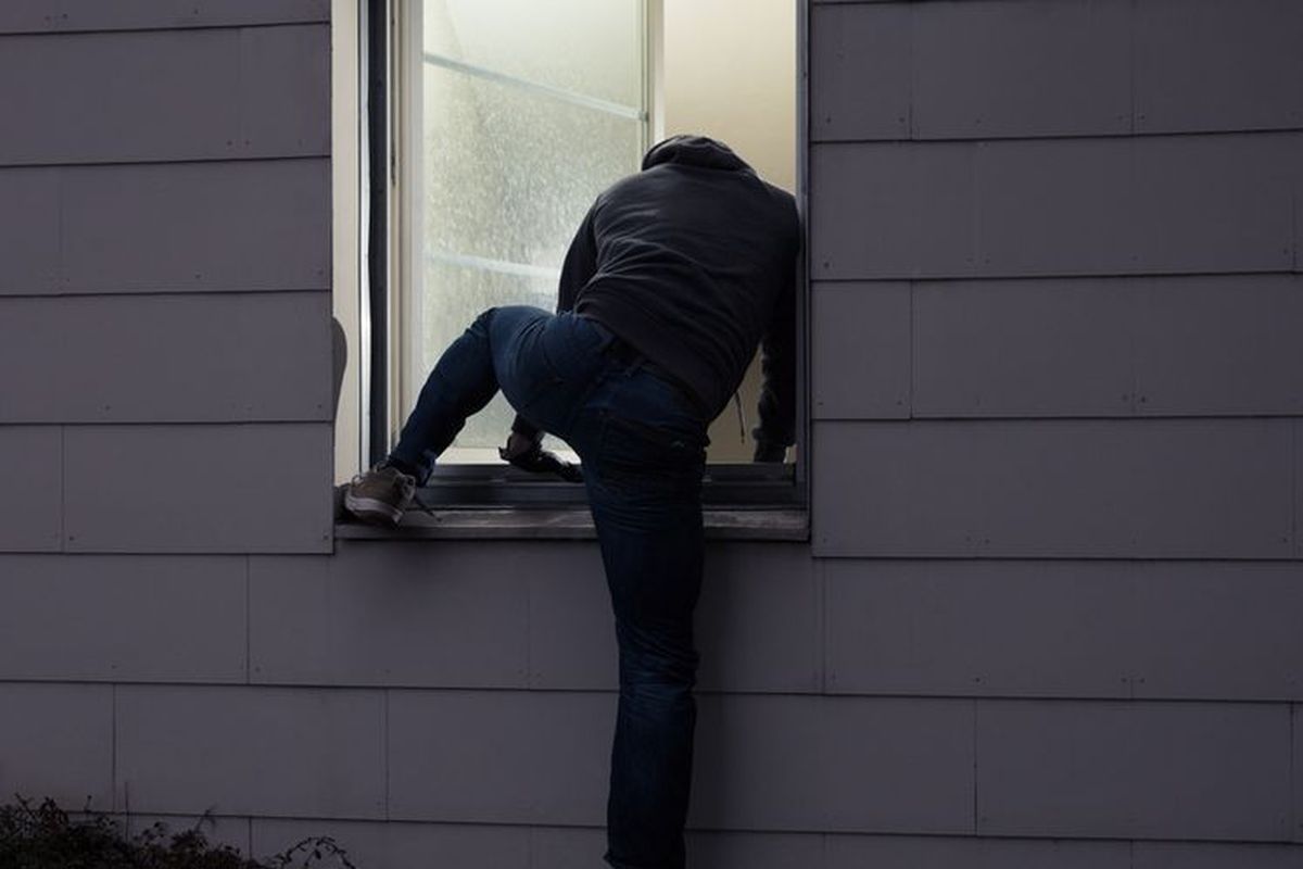 Lubuklinggau, pencuri, pencuri ditangkap, tangan pencuri putus saat beraksi, tangan pencuri putus, Tangan Pencuri Putus Saat Satroni Rumah Polisi di Lubuklinggau, Aksinya Terlihat dari CCTV, Istri Anggota Polisi Melihat Dua Orang Mencurigakan di CCTV, Upaya Penangkapan Berujung Kekerasan, Tangan Pelaku Putus, Permintaan Tolong Pelaku: Tolong Pak, Setetes Air Saja, Deni Menjalani Operasi, Alami Cacat Permanen