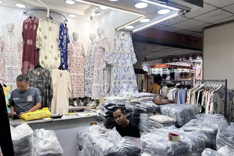 Tanah Abang, baju Lebaran, Pemburu Baju Lebaran Merasa Puas Belanja Langsung di Tanah Abang