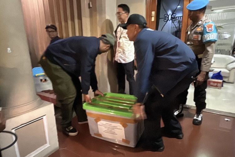 Emas, emas ilegal, Nganjuk, Surabaya, Bareskrim Polri, Bareskrim Geledah Toko Emas Semar Nganjuk dan Rumah di Surabaya, Terkait Kasus TPPU Rp 25,8 Triliun