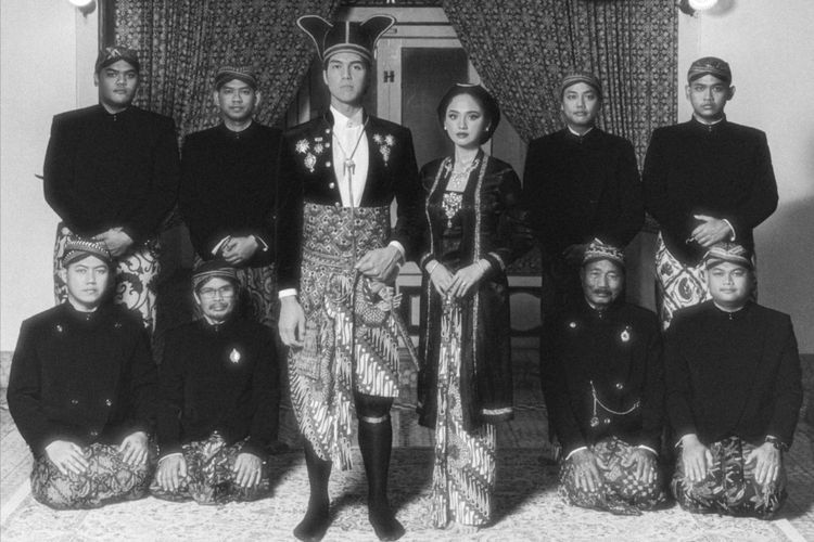 Syifa Hadju, 9 Gaya Prewedding Syifa Hadju–El Rumi, Elegan dalam Nuansa Royal Jawa, 1. Kebaya gelap dengan siluet klasik, 2. Beskap Hitam yang Tegas dan Maskulin, 3. Sanggul Rapi dengan Sentuhan Tradisional, 4. Makeup Semi Bold, 5. Aksesori Emas yang Mewah, 6. Material Beludru yang Berkelas, 7. Palet Warna Bold dan Hangat, 8. Detail Kancing dan Bros Klasik, 9. Potret Bersama Abdi Dalem yang Menguatkan Nuansa Keraton