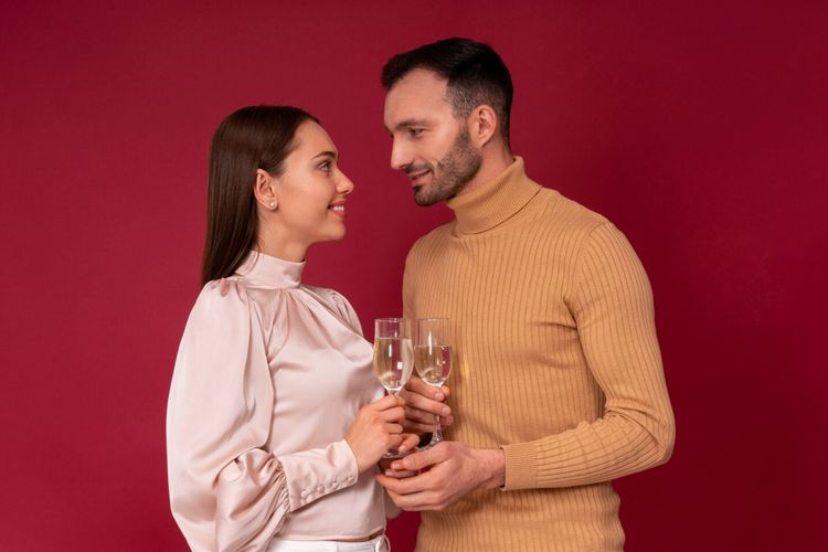 Valentine, Hari Valentine, Tak Harus Pink, Ini 7 Dresscode Valentine yang Bisa Kamu Coba, 1. Elegan dengan warna putih, 2. Chic dengan warna hitam, 3. Tampil manis dengan warna pastel, 4. Bold dengan warna burgundy atau emerald, 5. Earth tone yang hangat, 6. Sentuhan floral yang romantis, 7. Monokrom minimalis