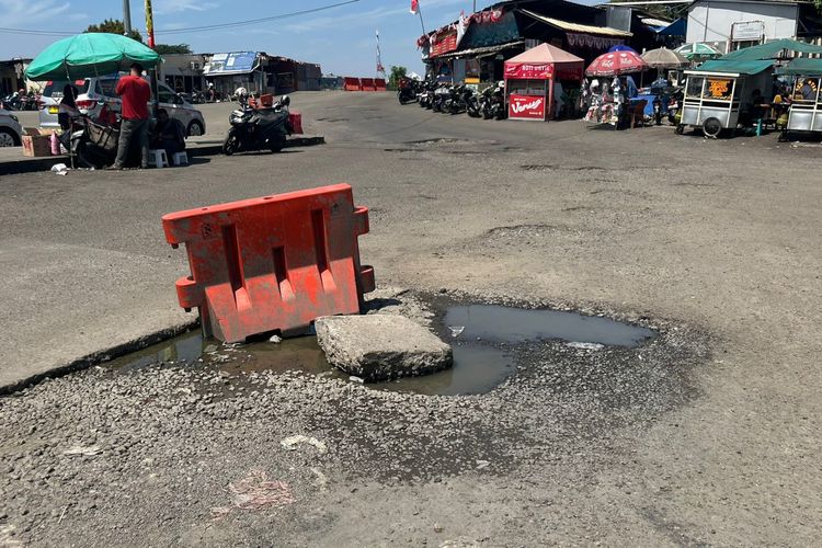 genangan air, pengendara motor, kecelakaan, jalan berlubang, Kondisi Jalan Jabodetabek: Hujan dan Lubang yang Berbahaya
