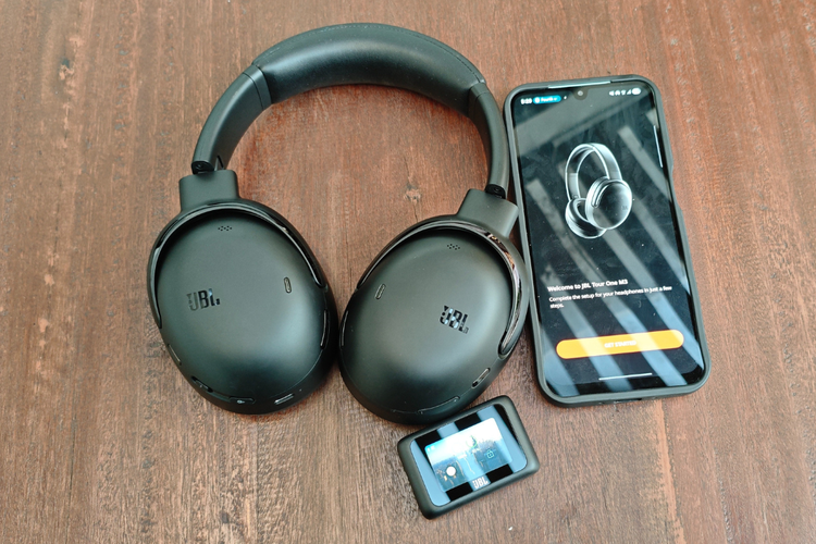 headphone, hands on, JBL Tour One M3 Smart Tx, fitur JBL Tour One M3 Smart Tx, spesifikasi JBL Tour One M3 Smart Tx, Hands-on JBL Tour One M3 Smart Tx: Ringan, Suara, Kotak kemasan simpel, isian lengkap, Headphone ringan, bantalan empuk, Konektivitas, Kontrol musik layar sentuh, ANC efektif redam bising, Audio "nendang" dan bisa diatur, Kesimpulan