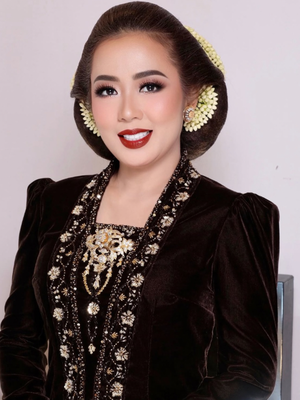 6 Gaya Soimah di Pernikahan Putra Pertama, Pakem Adat Jawa, 1. Mengenakan kebaya beludru klasik, 2. Memadukan kain tradisional bernuansa Jawa, 3. Tampil dengan kebaya brokat warna tembaga, 4. Mempertahankan sanggul khas Jawa, 5. Hiasan melati memperkuat nuansa tradisional, 6. Makeup flawless dengan sentuhan modern