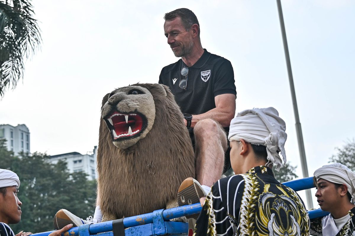 Piala Presiden 2025, Oxford United, Port FC, final Piala Presiden 2025, Oxford United vs Port FC, Gary Rowett, Alexandre Gama, Jadwal Piala Presiden 2025, alexandre gama, Final Piala Presiden 2025, Final Piala Presiden 2025: Saat Pelatih Oxford United dan Port FC Naik Sisingaan...