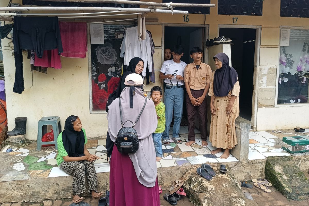 Bogor, haikal, Haikal dan Haezar, kakak beradik viral Bogor, Haikal dan Haezar bergantian seragam, kisah viral anak sekolah, seragam Pramuka viral, bantuan anak sekolah Bogor, keluarga miskin Bogor, haezar, 5 Fakta Kisah Haikal dan Haezar, Kakak Beradik di Bogor yang Viral karena Bergantian Seragam Pramuka, 1. Tinggal di Kontrakan Petak Bersama Ibu dan Nenek, 2. Viral karena Bergantian Seragam Pramuka, 3. Bantuan Mengalir Setelah Kisah Viral, 4. Dikenal Anak Baik dan Patuh pada Nenek, 5. Harapan agar Semakin Banyak Pihak Peduli