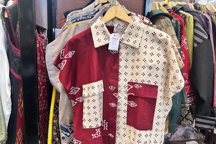 INACRAFT 2026, Bawa Uang Rp 300 Ribu, Dapat Apa Saja di INACRAFT 2026?, 1. Baju batik , 2. Kain jarik, 3. Sandal kasual hingga motif batik, 4. Daster bordir dan batik tulis, 5. Skort batik, 6. Aksesori dan gantungan kunci, 7. Vest batik   Produk UMKM yang ada di INACRAFT 2026 di Jakarta Convention Center, Jakarta Pusat, Rabu (4/2/2026)., 8. Tas dan dompet rajut