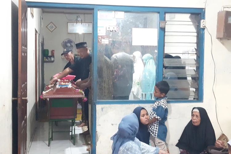 Bapak dan Anak Korban Kecelakaan Bus PO Cahaya Trans di Tol Krapyak Dimakamkan di Satu Liang Lahat