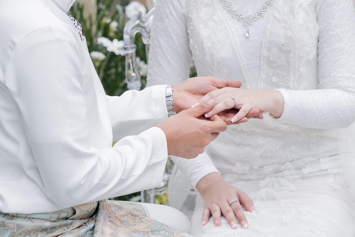cincin tunangan, cincin pertunangan, cincin pernikahan, cincin tunangan di jari mana, cincin nikah, cincin nikah di jari mana, jari manis cincin nikah, cara pakai cincin nikah di jari mana, cara pakai cincin nikah, vein of love, Mengapa Cincin Pernikahan Dipakai di Jari Manis? Ini Arti dan Sejarahnya
