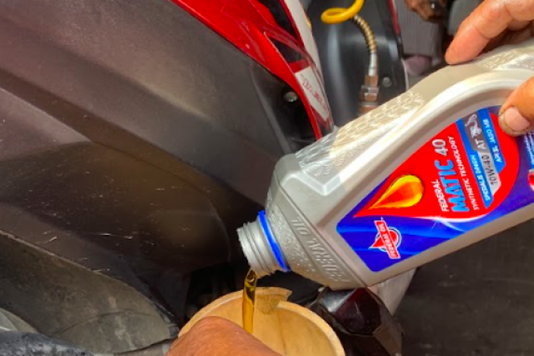 Victor Assani, harga oli mesin, Harga Oli Mesin, komponen motor, ganti oli mesin, Harga Oli Mesin Skutik Juli 2025, Shell Jadi Lebih Murah