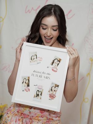 Ranty Maria, 5 Gaya Busana Ranty Maria Saat Bridesmaid Proposal, Manis dan Feminin, 1. Floral dress bernuansa pastel, 2. Potongan dress yang memberi kesan jenjang, 3. Rambut panjang bergelombang natural, 4. Makeup soft glam yang menonjolkan wajah segar, 5. Aksesori minimalis sebagai pelengkap