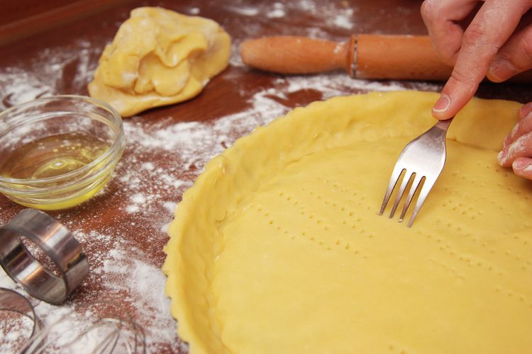 4 Cara Membuat Pie Renyah, Jangan Lupa Tusuk Adonan Kulit, 1. Pakai margarin dingin, 2. Tusuk kulit pai sebelum dipanggang, 3. Panggang adonan kulit pai setengah matang, 4. Simpan kulit pai setengah matang