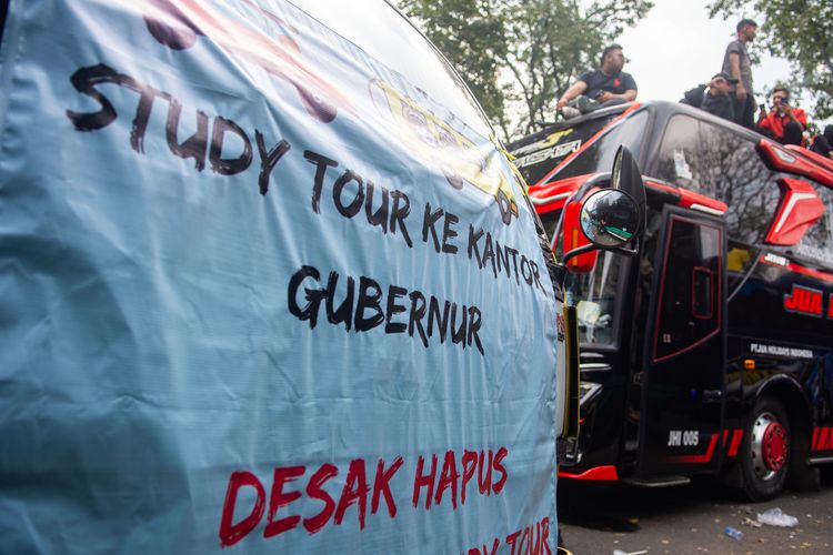 Dedi Mulyadi, Gubernur Jawa Barat, Pelaku usaha pariwisata, larangan study tour, demo larangan study tour, Pelaku Pariwisata Kembali Turun ke Jalan Tuntut Izin Study Tour, Dedi Mulyadi: Saya Tidak Akan Berubah, Mengapa Gubernur Jawa Barat Tetap Kukuh?, Apa Alasan Orangtua Menjadi Pertimbangan Utama?, Bagaimana Dampak Larangan Ini ke Industri Pariwisata?, Apakah Ada Solusi Alternatif?