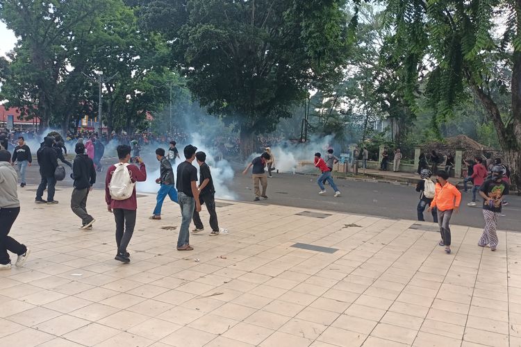 demonstrasi, gas air mata, bahaya gas air mata, sejarah gas air mata, gas air mata apakah bahaya, Sejarah Gas Air Mata, Senjata Perang Dunia yang Kini Jadi Alat Pengendali Demo, Awal Penemuan Gas Air Mata, Sejarah Gas Air Mata, dari Medan Perang Jadi Senjata Polisi, Gas Air Mata di Indonesia: Antara Kendali Massa dan Tragedi, Risiko Kesehatan Gas Air Mata
