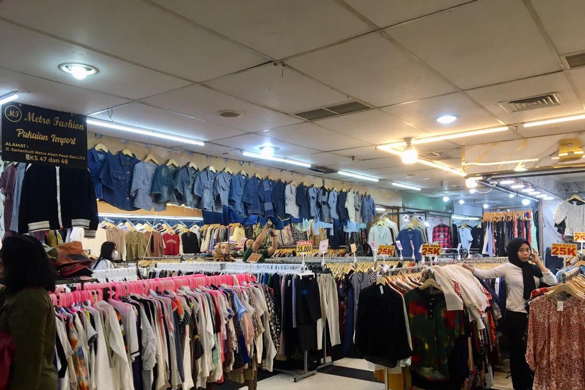 thrifting, pakaian bekas, impor ilegal, pedagang thrifting, Menteri Keuangan, Purbaya Yudhi Sadewa, Jeritan Pedagang Thrifting Saat Purbaya Bersih-bersih Impor Ilegal, Jeritan pedagang: “Kami hanya mencari makan, bukan penjahat”, Pedangan Thrifting: “Yang membunuh produk China”, Purbaya tegaskan barang ilegal harus dihentikan, Pedagang minta solusi: legalkan atau terapkan lartas, DPR minta pemerintah tidak langsung menindak pedagang
