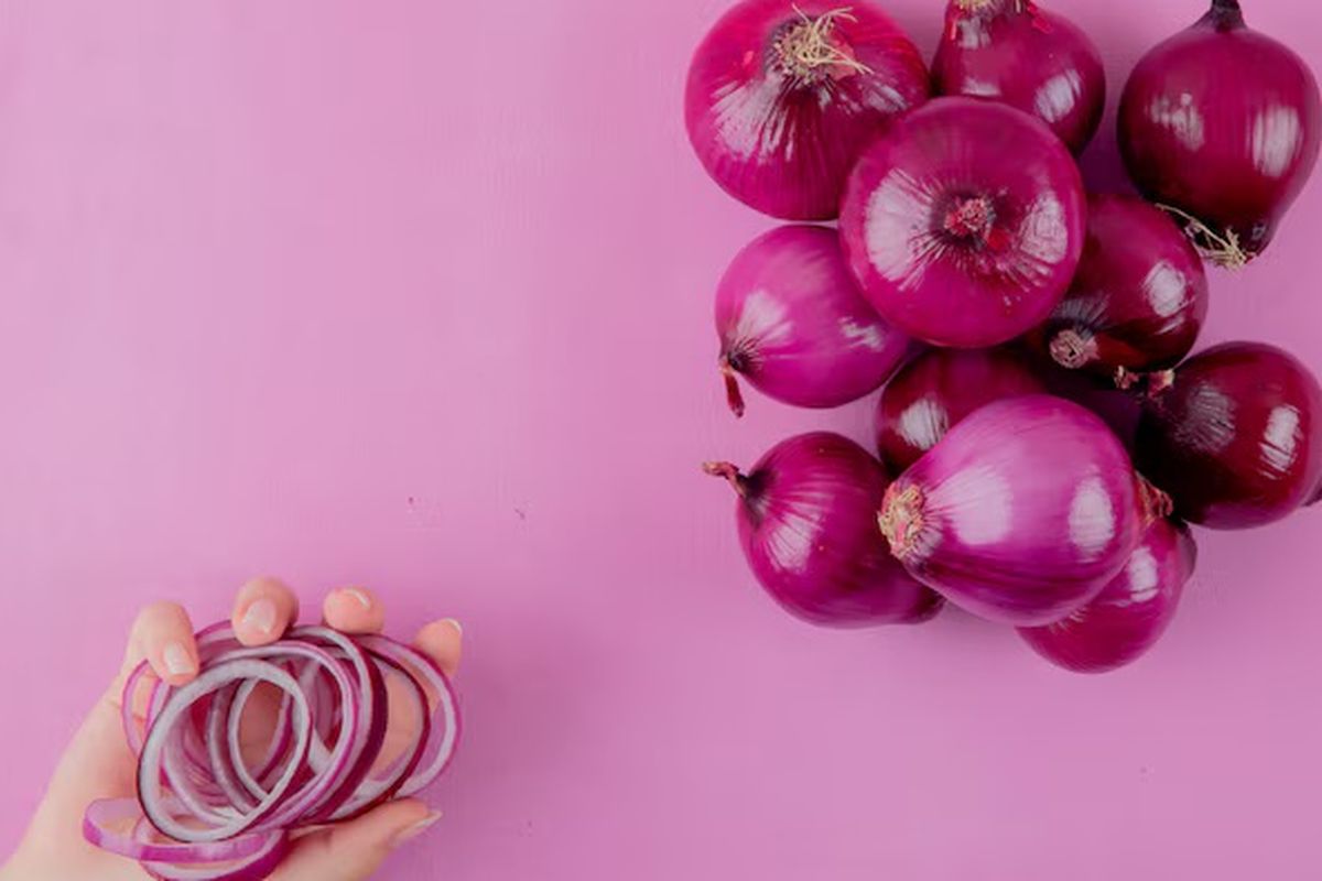 Bawang merah, bawang merah, cara mengupas bawang merah dengan cepat, cara mengupas bawang merah cepat, cara mengupas bawang merah, Cara Mudah Mengupas Bawang Merah, Bikin Hemat Waktu, 1. Rendam dalam air mendidih (2–3 menit), 2. Bilas dengan air dingin, 3. Potong ujung atas dan bawah, 4. Iris tipis kulit luar, 5. Kupas lapisan luar dan kulitnya sekaligus