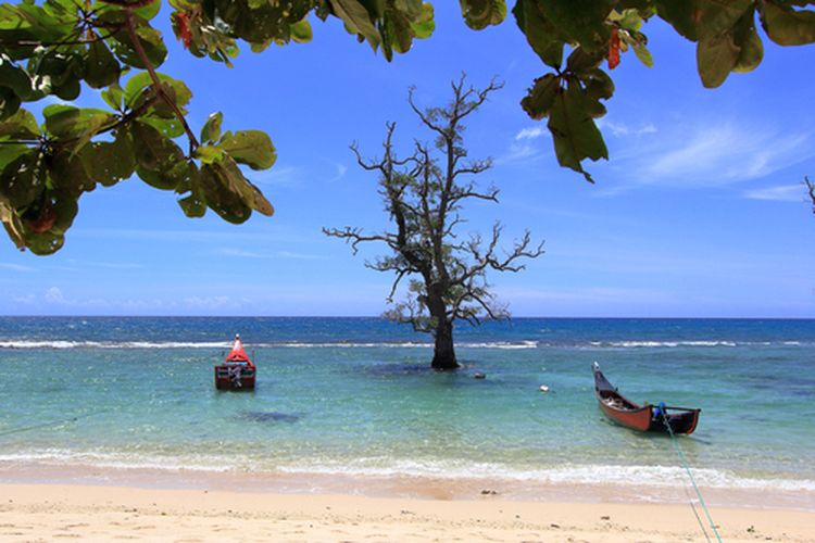 Pantai Lampuuk, Pantai Lhoknga, Pantai Iboih, Pulau Weh, Pantai di Aceh, Pantai Lhok Mee, Pantai Ulee Lheue Aceh, Pantai Pasir Putih Lhok Mee, pantai lange, pantai kuala jangka, pantai anoi itam, pantai tapak gajah, 12 Pantai Terindah di Aceh, Surganya Wisata Bahari di Ujung Sumatera, 1. Pantai Lampuuk – “Parangtritis”-nya Aceh, 2. Pantai Lhoknga – Spot Selancar Favorit Turis Asing, 3. Pantai Iboih – Gerbang Menuju Pulau Rubiah, 4. Pulau Weh – Pulau Eksotis di Titik Nol Kilometer, 5. Pantai Ulee Lheue – Pantai Dekat Kota Banda Aceh, 6. Pantai Lhok Mee – Dikenal dengan Pohon di Tengah Laut, 7. Pantai Anoi Itam – Keindahan Pasir Hitam, 8. Pantai Sumur Tiga – Panorama Laut dan Resort Pinggir Pantai, 9. Pantai Tapak Gajah – Pantai Tersembunyi yang Tenang, 10. Pantai Lange – Perpaduan Laut dan Perbukitan, 11. Pantai Pasir Putih Lhok Me – Bersih dan Ramah Anak, 12. Pantai Kuala Jangka – Spot Memancing dan Menikmati Senja