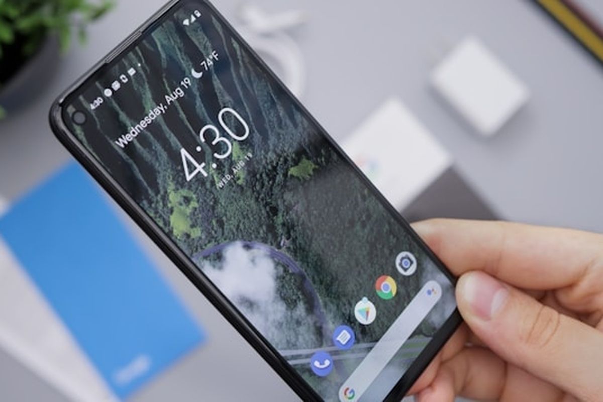 HP panas, HP cepat panas, penyebab HP cepat panas, Kebiasan Ini Ternyata Bisa Bikin HP Jadi Lebih Adem, 1. Terpapar sinar matahari, 2. Suhu sekitar yang panas, 3. Menjalankan aplikasi-aplikasi berat, 4. Menggunakan kamera dalam waktu yang lama, 5. Streaming video berkualitas tinggi, 6. Baterai bermasalah, 7. Mengisi daya sambil digunakan, 8. FItur Lokasi yang aktif terus, 9. Menggunakan case, 10. Kecerahan layar tinggi secara terus menerus, 1. Hindarkan HP dari paparan sinar matahari, 2. Gunakan HP di tempat yang lebih sejuk, 3. Beristirahat menjalankan aplikasi-aplikasi berat, 4. Berhenti sejenak menggunakan kamera, 5. Beristirahat streaming video berkualitas tinggi, 6. Periksa baterai HP, 7. Hindari mengisi daya HP sambil digunakan, 8. Atur fitur Lokasi HP, 9. Lepas case, 10. Atur kecerahan layar
