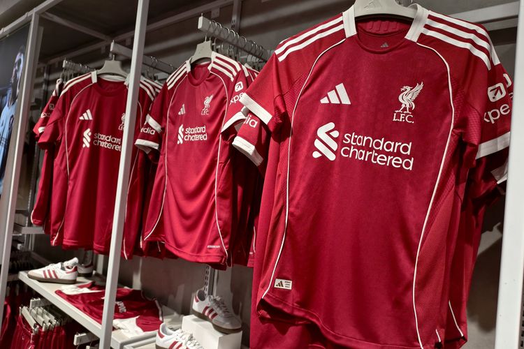 Liverpool, adidas, Liga Inggris, jersey baru Liverpool, Jersey Baru Liverpool Launching di Indonesia: Lengan Panjang Jadi Primadona, Antusiasme Membara