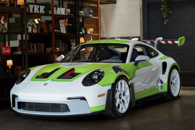 Toy Story, Porsche, Buzz Lightyear, Woody, Toy Story 5, Porsche Rilis 911 Bertema Toy Story 5, Dijual Untuk Amal