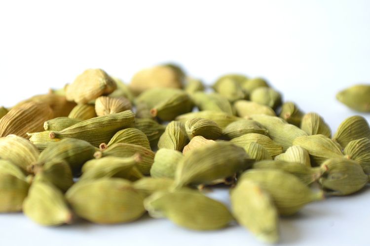 bumbu, rempah, masakan, 12 Bumbu Rempah Ini Wajib Ada di Rak Dapur Anda, Apa Saja?, 1. Merica Hitam Utuh (Whole Black Peppercorns), 2. Jinten (Cumin), 3. Ketumbar (Coriander), 4. Kayu Manis (Cinnamon), 5. Cabai Bubuk Merah (Cayenne Pepper), 6. Paprika Bubuk (Smoked or Sweet Paprika), 7. Cengkeh (Cloves), 8. Pala (Nutmeg), 9. Adas Manis (Fennel Seeds), 10. Bawang Putih Bubuk (Garlic Powder), 11. Kunyit Bubuk (Turmeric), 12. Kapulaga (Cardamom)