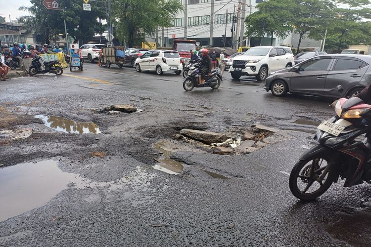 jalan rusak, Rano Karno, jalan berlubang, Pemprov DKI, Wagub Rano Karno: 8.000 Titik Jalan Berlubang Sudah Diperbaiki