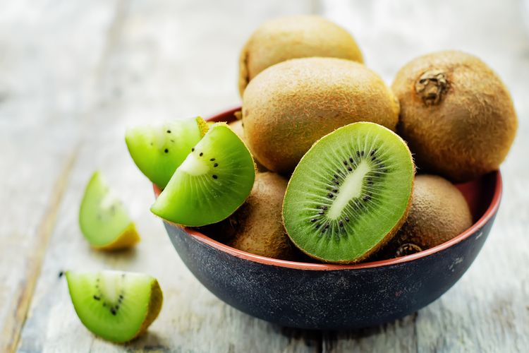 buah paling sehat, Buah kaya antioksidan, buah paling sehat di dunia adalah, buah kaya serat dan vitamin, buah lokal superfood, 8 Daftar Buah Paling Sehat Menurut Ahli Gizi, Melimpah di Indonesia, 1. Apel: Kaya Serat dan Penangkal Penyakit, 2. Alpukat: Lemak Baik untuk Jantung Sehat, 3. Pisang: Baik untuk Pencernaan dan Energi Cepat, 4. Blueberry: Si Kecil yang Kaya Antioksidan, 5. Kiwi: Kecil tapi Super Padat Gizi, 6. Semangka: Pelepas Dahaga Kaya Nutrisi, 7. Jeruk: Sumber Vitamin C Alami, 8. Bonus Tropis: Kelapa, Buah Multifungsi Penuh Manfaat