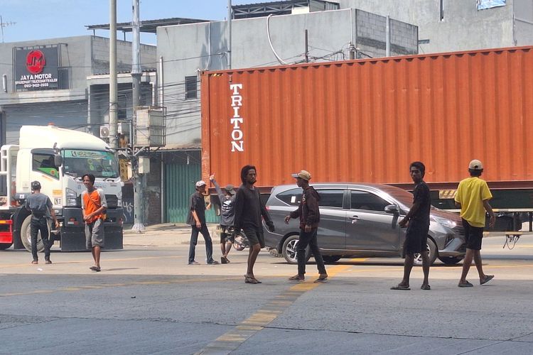keselamatan warga, Hendra Hidayat, pembatasan truk, Keselamatan warga, jalan raya cilincing, Truk Besar Dibatasi Jam Operasional di Jakarta Utara