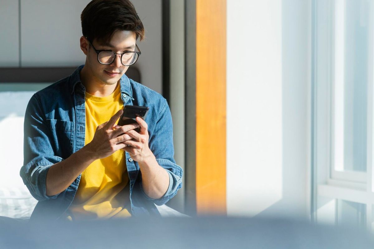 fenomena curhat dengan ai, penyebab remaja suka curhat dengan ai, dampak curhat dengan ai, alasan remaja lebih suka curhat ke AI, penyebab remaja lebih suka curhat ke chatbot, Mengapa Remaja Suka Curhat ke AI? Ini Kata Psikolog, 1. Akses mudah dan cepat, 2. Merasa lebih aman dan tidak dihakimi, 3. Kurangnya dukungan dari lingkungan sekitar, 4. Chatbot dianggap memberi solusi instan, 5. Keinginan untuk merasa dipahami