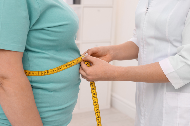 berat badan naik, Berat Badan Naik Perlahan Tanpa Disadari, Dokter Jelaskan Penyebabnya, Kelebihan kalori kecil, dampaknya besar, Peran metabolisme dan faktor genetik, Gaya hidup modern ikut menyumbang, Berat badan bukan satu-satunya indikator, Perlu pendekatan yang lebih personal