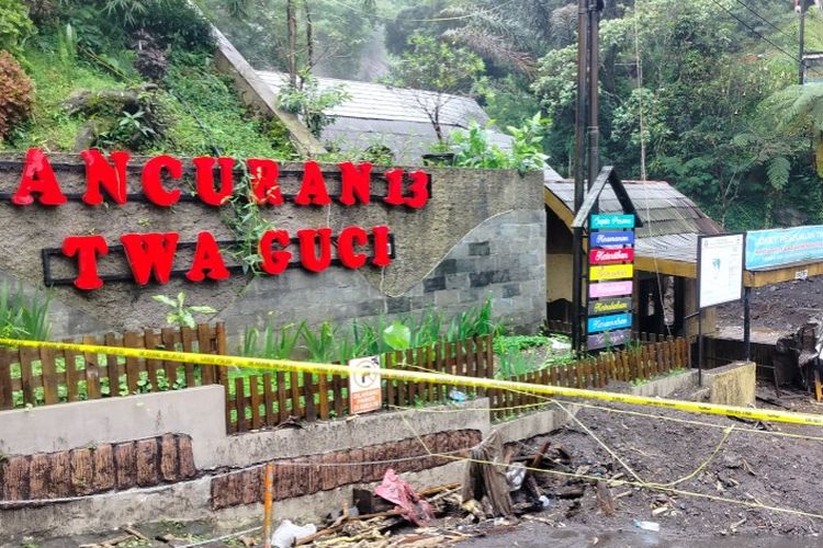 Kawasan Guci Diterjang Banjir Lagi, Dua Obyek Wisata Tutup Sementara, Dampak banjir lebih parah, tiga jembatan putus, Pemerintah tutup sementara Pancuran 13 dan Pancuran 5, Pembangunan jembatan bailey sebagai solusi sementara, Kronologi banjir, dua gelombang besar di tengah malam, Cuaca dan penyebab banjir