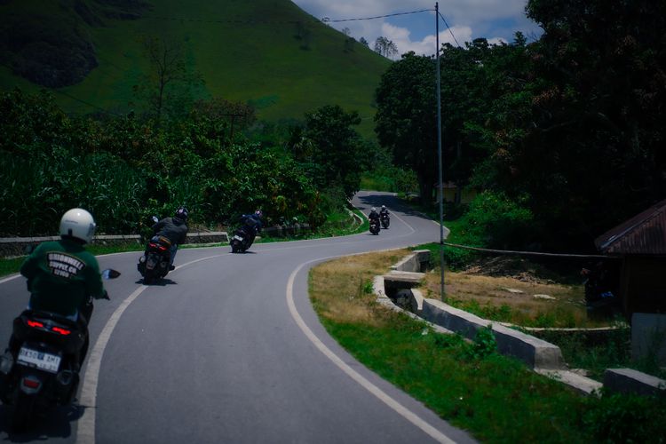 Yamaha, Bukit Holbung, Bukit Sibea-bea, Menaklukkan Bukit Holbung, Buktikan Fitur NMAX Turbo di Samosir, Tenaga Instan dan Kendali di Medan Licin,  Perjalanan MAXI Tour Boemi Nusantara naik Yamaha NMAX TurboKeamanan di Turunan Curam, Mesin Responsif dan Spesifikasi Mumpuni, Menutup Hari di Kampung Ulos